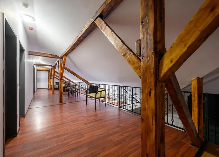 Fazola Проживання в сім'ї Еґер